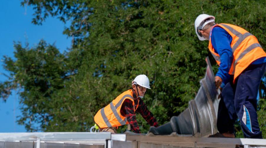 Professional gutter cleaning in Lake In The Hills, IL